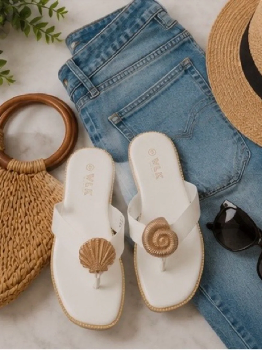 WLK by S. Miller White Shell & Seashell Gold Accent Slide Sandals Size 9 NWT Bea